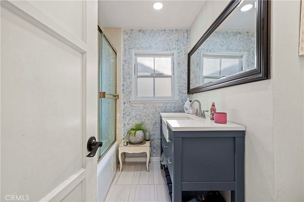 Image 15 of property listing at 18229 Strathern Street, Reseda, CA 91335