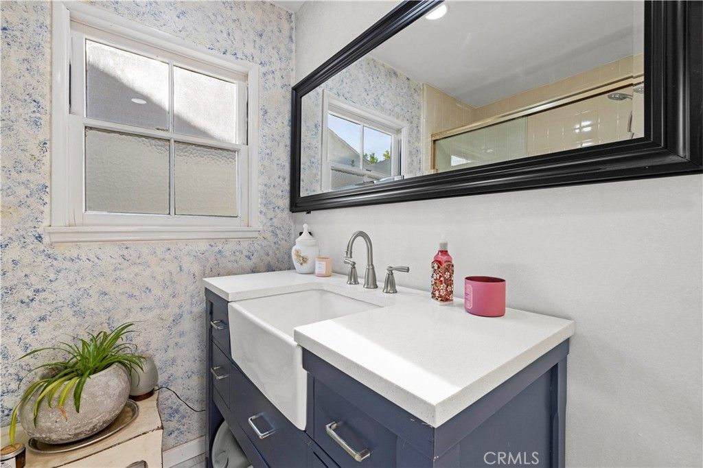 Image 16 of property listing at 18229 Strathern Street, Reseda, CA 91335