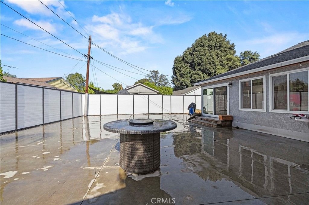 Image 26 of property listing at 18229 Strathern Street, Reseda, CA 91335