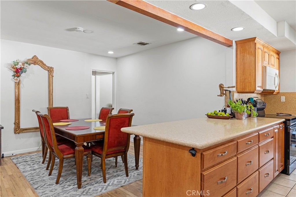 Image 4 of property listing at 18229 Strathern Street, Reseda, CA 91335