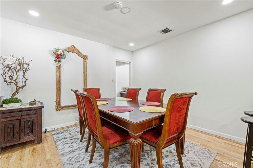 Image 5 of property listing at 18229 Strathern Street, Reseda, CA 91335