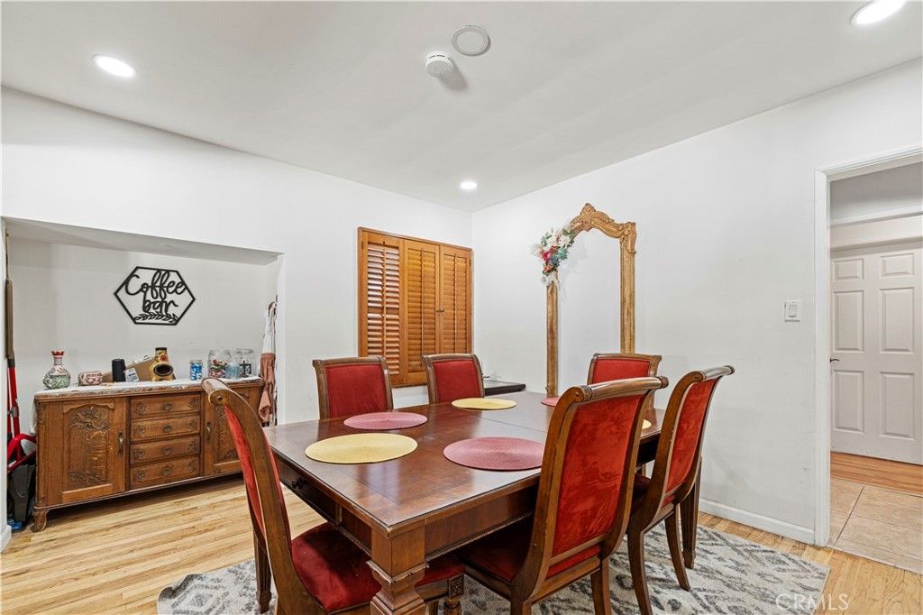 Image 6 of property listing at 18229 Strathern Street, Reseda, CA 91335