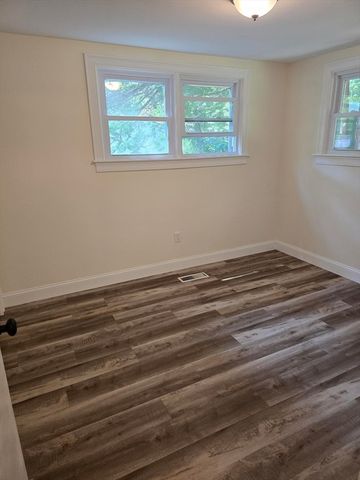 41 Potter Dr, Bellingham, MA 02019