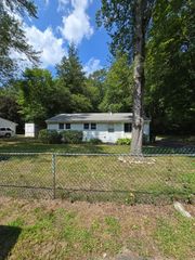 41 Potter Dr, Bellingham, MA 02019
