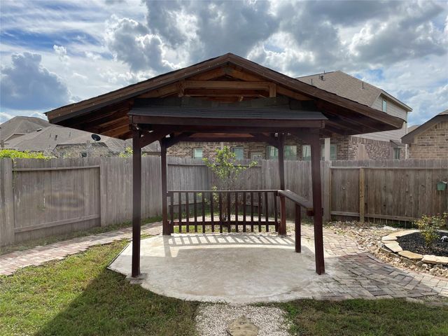 627 Oak Circle Drive E, Conroe, TX 77301