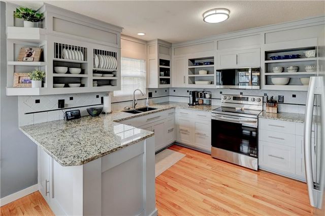 632 SW Lakeview Drive, Grain Valley, MO 64029