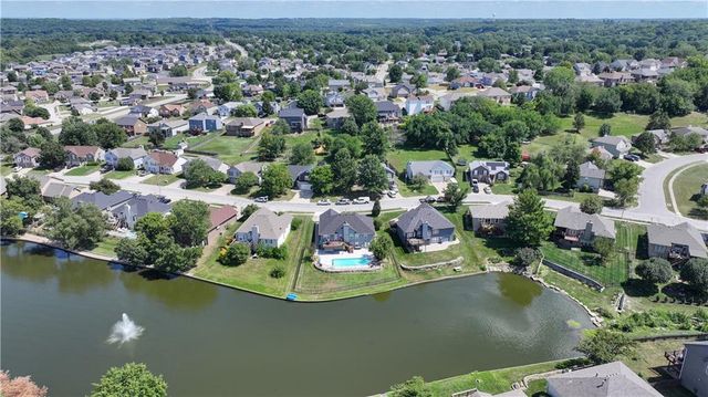632 SW Lakeview Drive, Grain Valley, MO 64029
