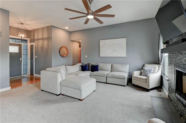 632 SW Lakeview Drive, Grain Valley, MO 64029