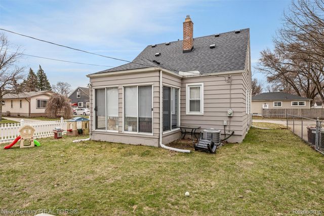 609 E Baker Avenue, Clawson, MI 48017