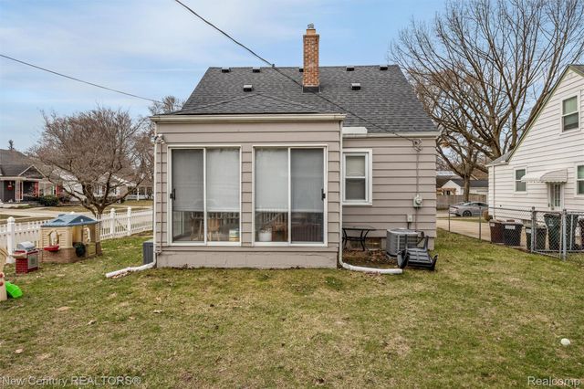 609 E Baker Avenue, Clawson, MI 48017