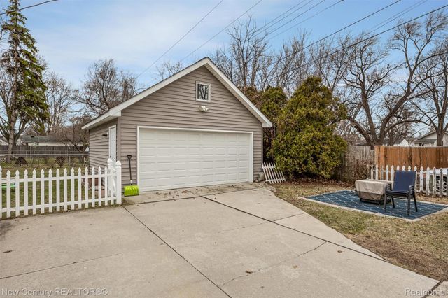 609 E Baker Avenue, Clawson, MI 48017