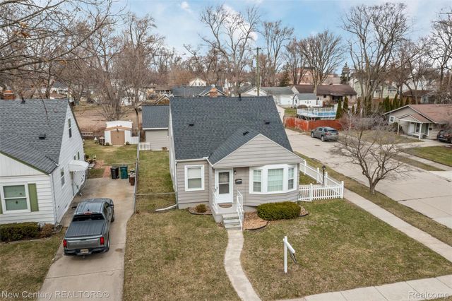 609 E Baker Avenue, Clawson, MI 48017