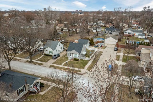 609 E Baker Avenue, Clawson, MI 48017