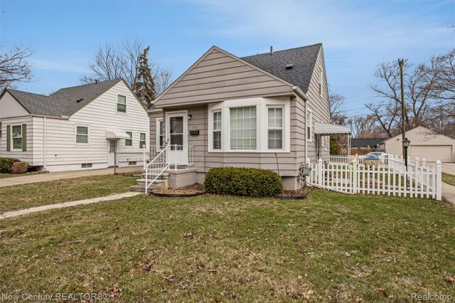 609 E Baker Avenue, Clawson, MI 48017