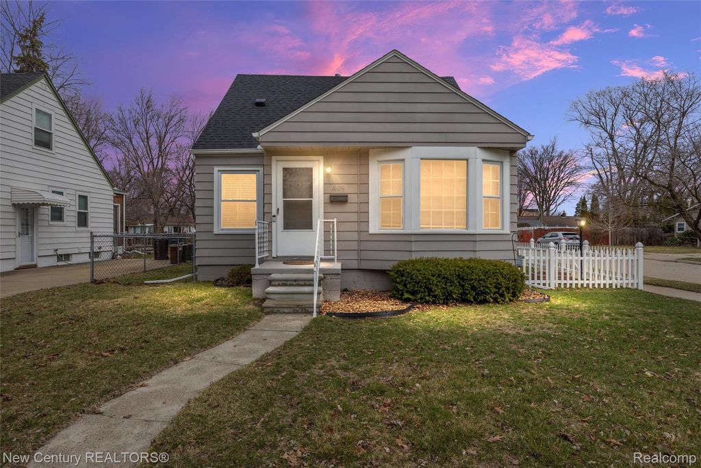 609 E Baker Avenue, Clawson, MI 48017