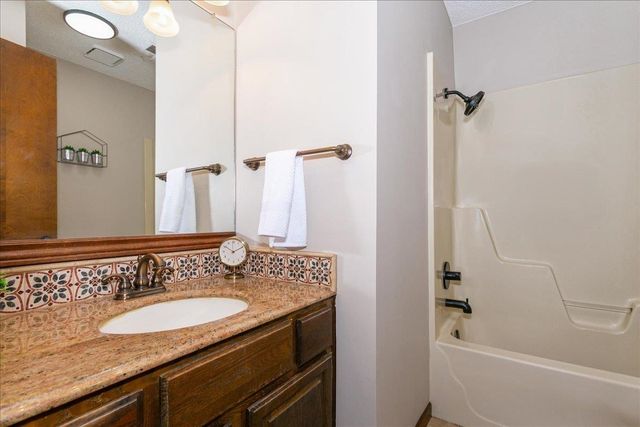 8425 E Mount Vernon St, Wichita, KS 67207