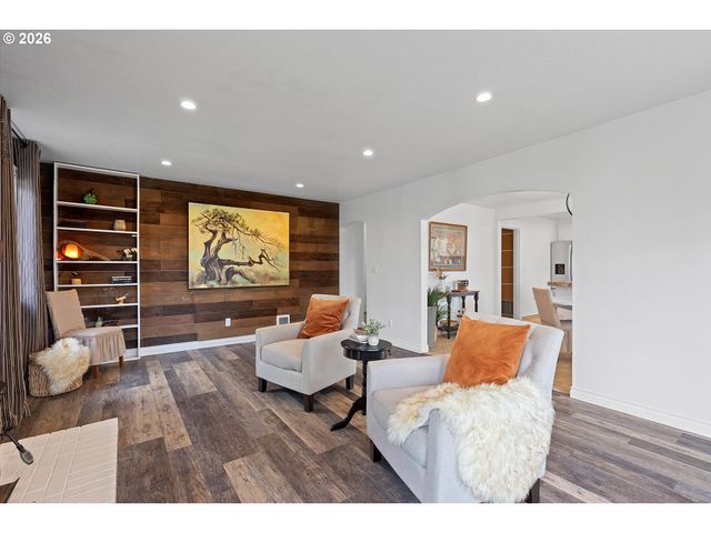 900 N WILLIAMS St, Newberg, OR 97132