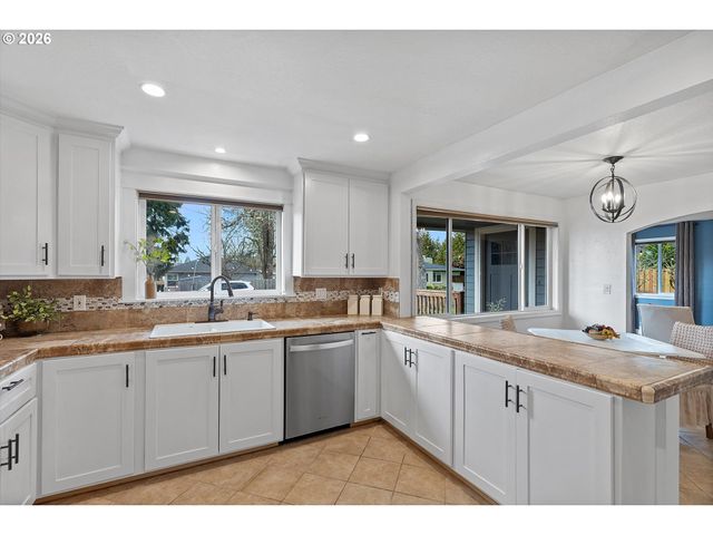 900 N WILLIAMS St, Newberg, OR 97132