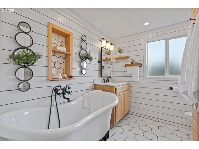 900 N WILLIAMS St, Newberg, OR 97132