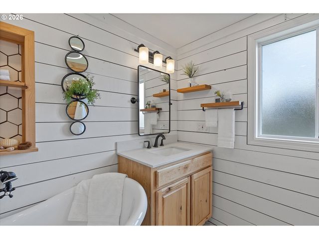 900 N WILLIAMS St, Newberg, OR 97132