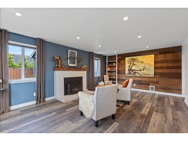 900 N WILLIAMS St, Newberg, OR 97132