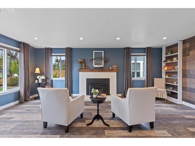 900 N WILLIAMS St, Newberg, OR 97132