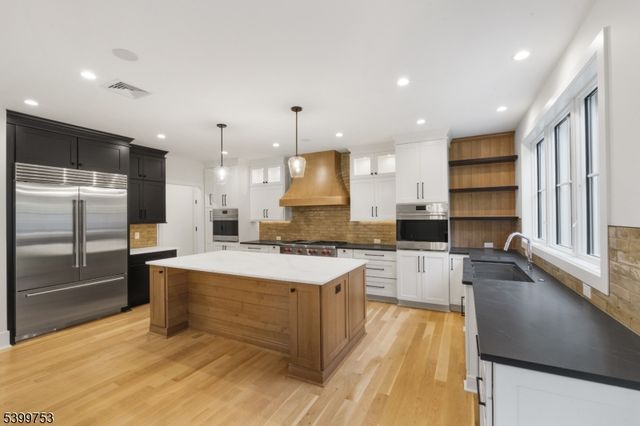 10 Twin Brooks Ct, Warren Twp., NJ 07059