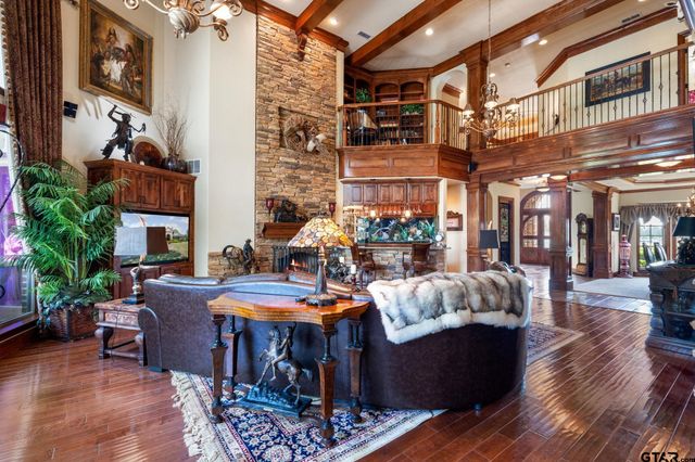 725 Locust Dr., Red Oak, TX 75154