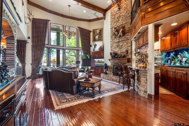 725 Locust Dr., Red Oak, TX 75154