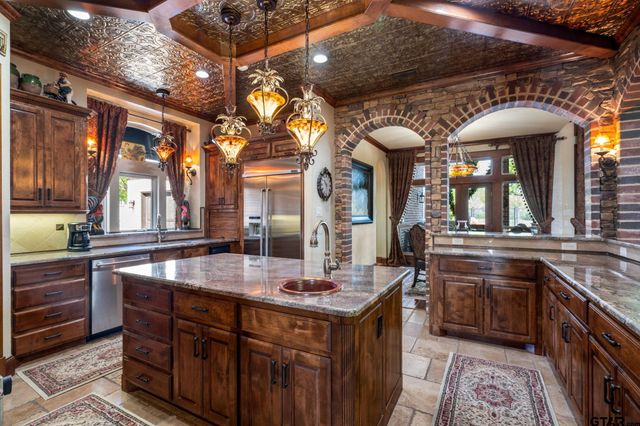 725 Locust Dr., Red Oak, TX 75154
