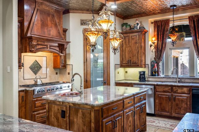 725 Locust Dr., Red Oak, TX 75154