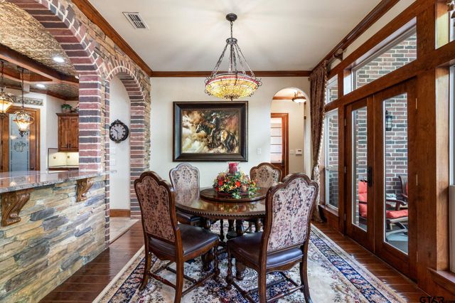 725 Locust Dr., Red Oak, TX 75154