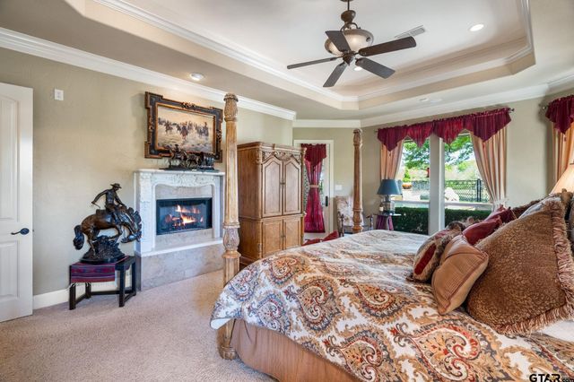 725 Locust Dr., Red Oak, TX 75154