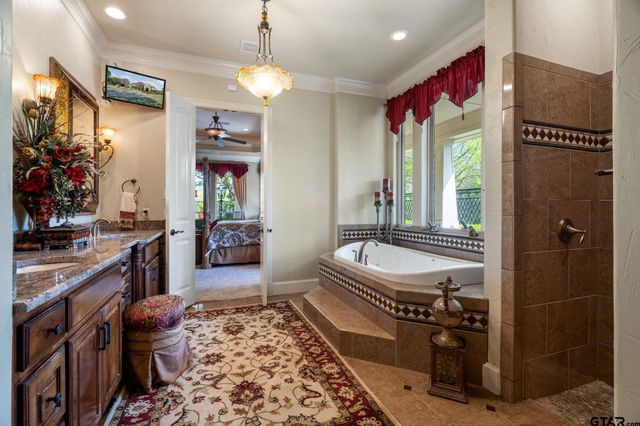 725 Locust Dr., Red Oak, TX 75154