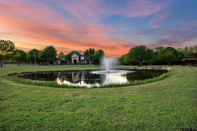 725 Locust Dr., Red Oak, TX 75154