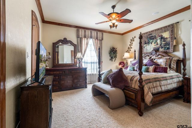 725 Locust Dr., Red Oak, TX 75154