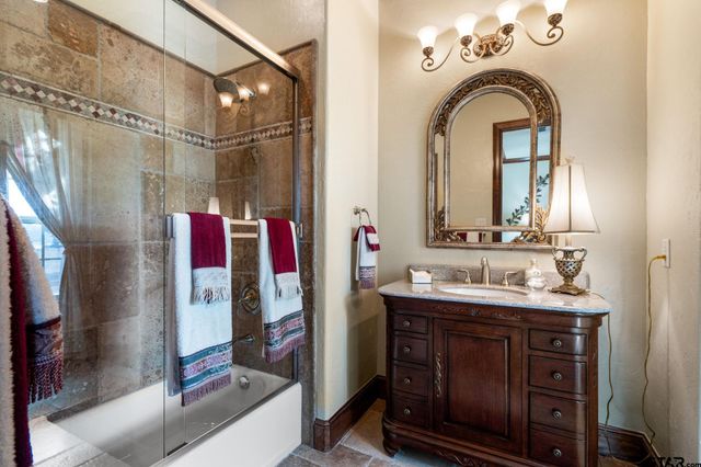 725 Locust Dr., Red Oak, TX 75154