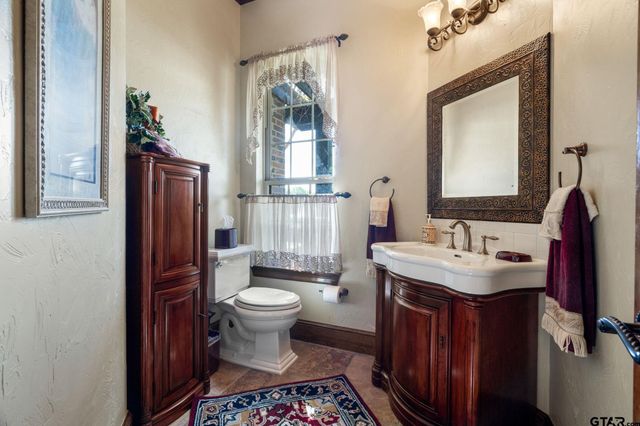 725 Locust Dr., Red Oak, TX 75154