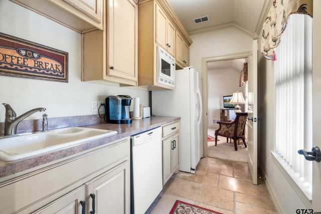 725 Locust Dr., Red Oak, TX 75154