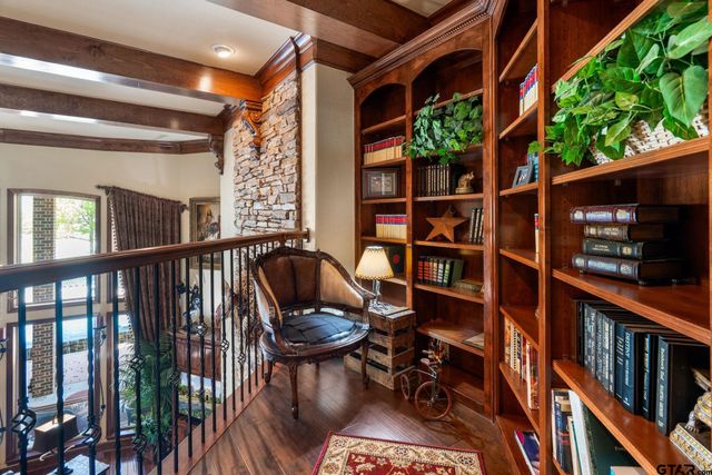725 Locust Dr., Red Oak, TX 75154