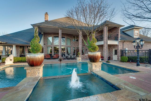 725 Locust Dr., Red Oak, TX 75154