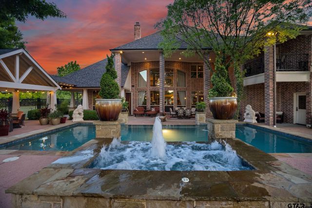 725 Locust Dr., Red Oak, TX 75154