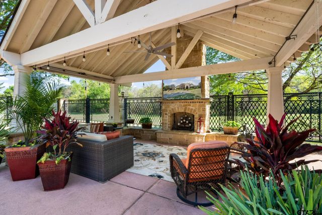 725 Locust Dr., Red Oak, TX 75154