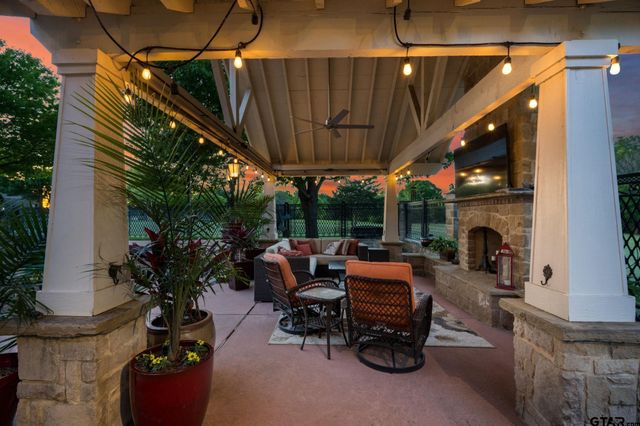725 Locust Dr., Red Oak, TX 75154