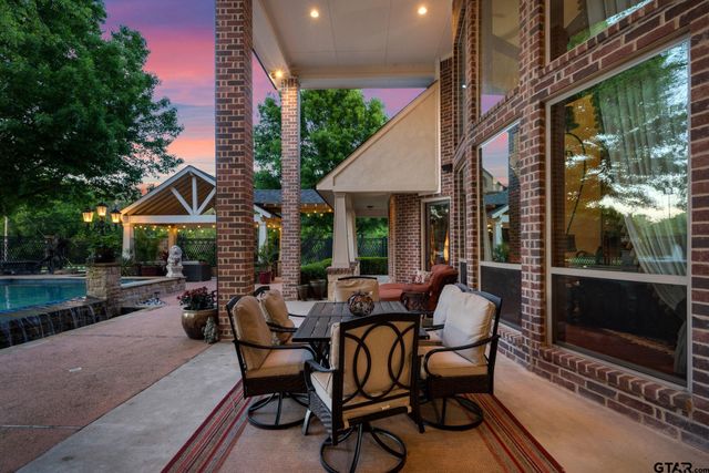 725 Locust Dr., Red Oak, TX 75154
