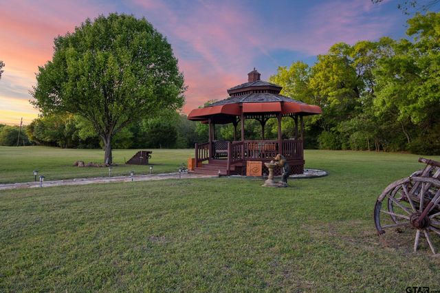 725 Locust Dr., Red Oak, TX 75154