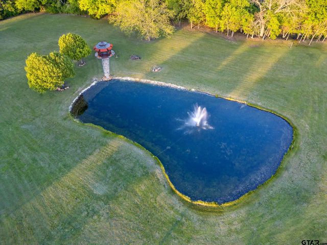 725 Locust Dr., Red Oak, TX 75154
