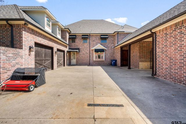 725 Locust Dr., Red Oak, TX 75154