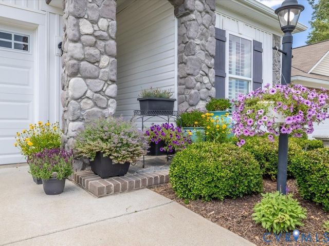8088 Saddle Crest Dr, Mechanicsville, VA 23111