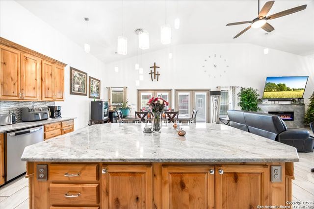 6653 Fm 539, Floresville, TX 78114